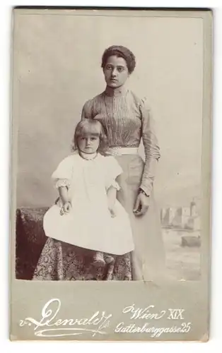 Fotografie v. Renwald, Wien, Frau im Kleid stehend mit kleinem Mädchen im Kleid