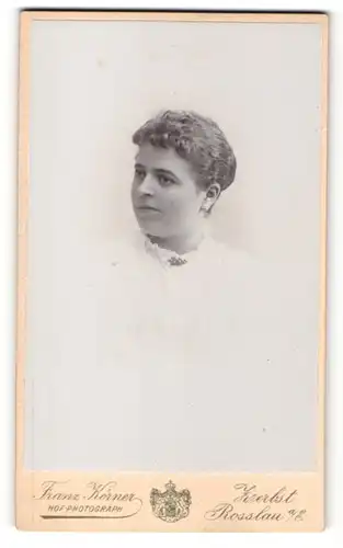 Fotografie Franz Körner, Rosslau a/E., Frau in heller Bluse mit Kurzshaarschnitt
