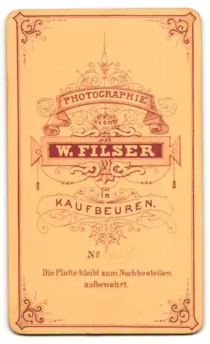 Fotografie W. Filser, Kaufbeuren, Mann im Anzug mit auffälliger Fliege