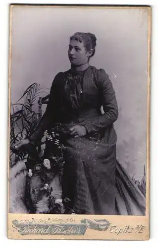 Fotografie Richard Fischer, Copitz a. E., Frau im Kleid halb auf Stuhl sitzend mit Hand auf dem Schoss