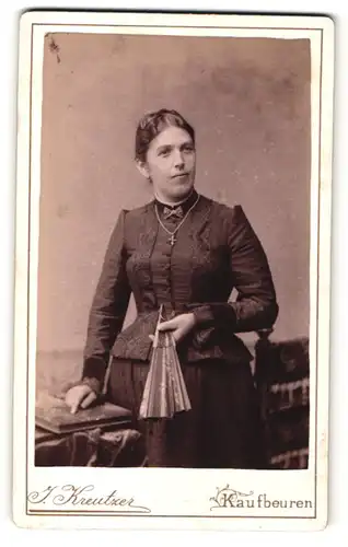 Fotografie J. Kreutzer, Kaufbeuren, Frau im Kleid mit Fächer in der Hand