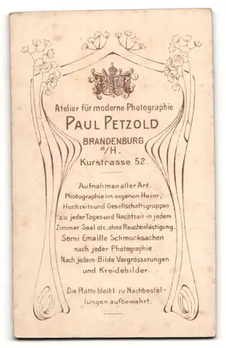 Fotografie Paul Petzold, Brandenburg a/H., Junge im Anzug stehend mit Hut in der Hand