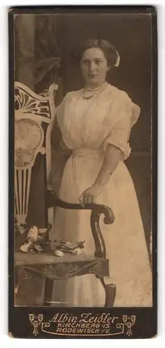 Fotografie Albin Zeidler, Kirchberg i/S., Portrait junger Frau im schönen, weissen Kleid