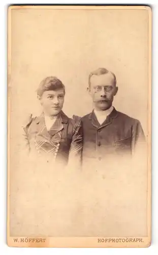Fotografie W. Höffert, Dresden, Portrait Eheleute in modischer Kleidung