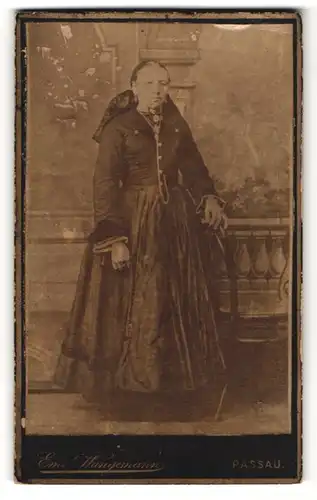 Fotografie Emil Wangemann, Passau, Portrait ältere im langen, schwarzen Kleid