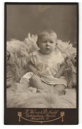 Fotografie A. Weiss & Co. Nachf., Berlin-Schöneberg, Portrait niedliches Baby im weissen Hemdchen