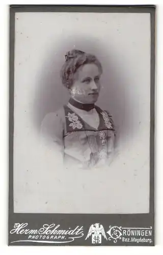 Fotografie Herm. Schmidt, Gröningen, Portrait junge Frau in schöner Bluse zeitgenössisch frisiert
