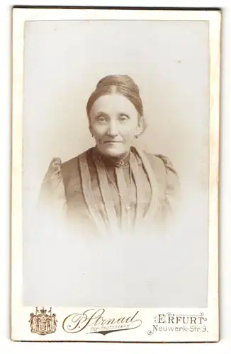 Fotografie P. Strnad, Erfurt, Portrait alte Frau mit Halskette