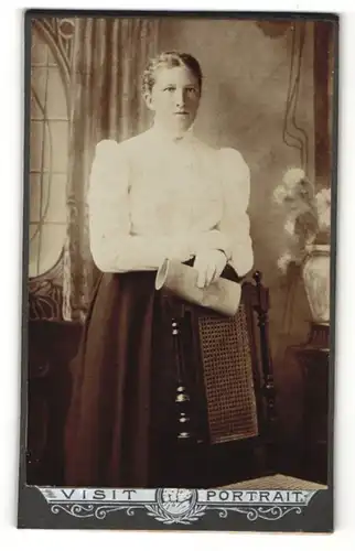 Fotografie Fotograf & Ort unbekannt, Portrait junge Frau in weisser Bluse und dunklem Rock