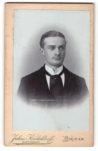 Fotografie Julius Kricheldorff, Berlin-NW, Portrait charmanter Herr im Anzug mit Krawatte