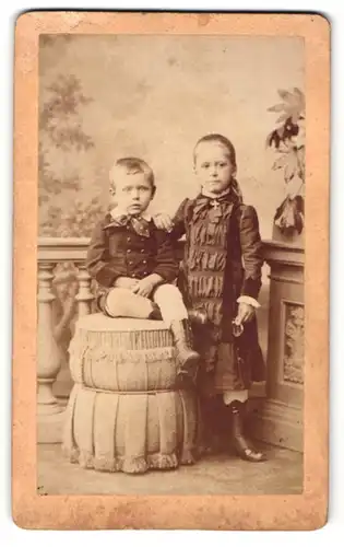 Fotografie J. H. Klein, Schönebeck a / E., Portrait kleiner junge und kleines Mädchen in hübscher Kleidung