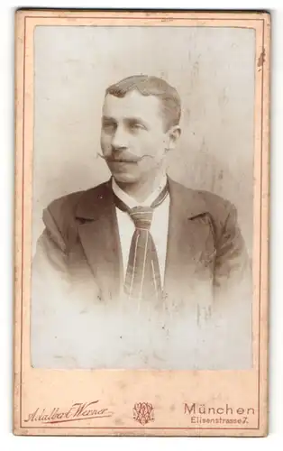 Fotografie Adalbert Werner, München, Portrait charmanter Herr im Anzug mit Krawatte u. Zwirbelbart