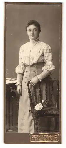 Fotografie Bernh. Franke, Spremberg L., Portrait bürgerliche Dame in hübscher Kleidung an Stuhl gelehnt