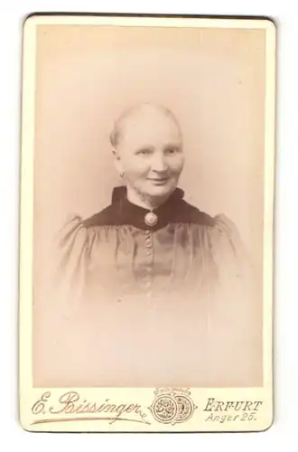 Fotografie E. Bissinger, Erfurt, Portrait bürgerliche Dame mit zurückgebundenem Haar und Kragenbrosche