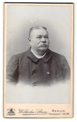 Fotografie Wilhelm Stein, Berlin, Portrait stattlicher korpulenter Herr mit Schnurrbart