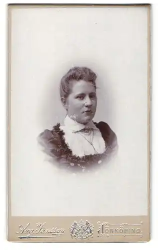 Fotografie Aug. Hanssen, Jönköping, Portrait blondes Fräulein mit zurückgebundenem Haar