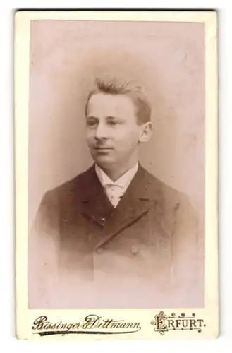Fotografie Bissinger & Dittmann, Erfurt, Portrait junger blonder Mann im Anzug