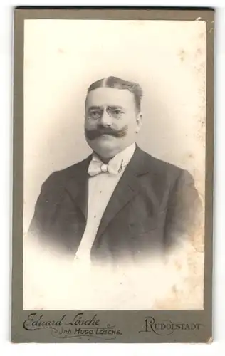 Fotografie Eduard Lösche, Rudolstadt, Portrait bürgerlicher Herr mit Zwirbelbart und Nasenzwicker