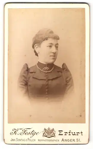 Fotografie K. Festge, Erfurt, Portrait bürgerliche Dame in edler Bluse mit Brosche