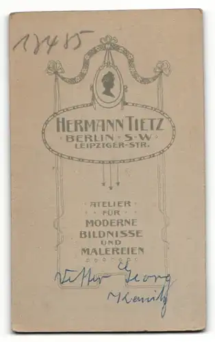 Fotografie Hermann Tietz, Berlin, Portrait eleganter junger Herr im Anzug mit Krawatte