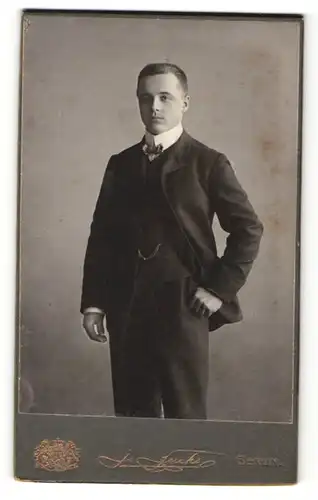 Fotografie J. Fuchs, Berlin, Portrait eleganter junger Herr im Anzug