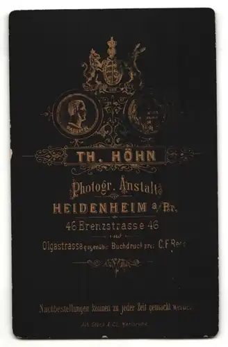 Fotografie Th. Höhn, Heidenheim a. Br., Portrait ernster Herr im Anzug mit Zwirbelbart