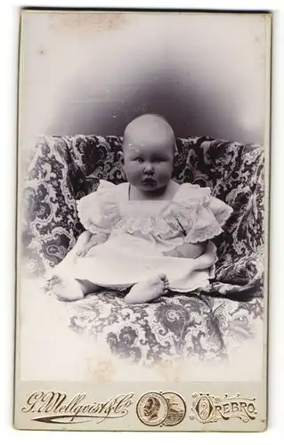 Fotografie G. Mellquist & Co., Orebro, Portrait niedluches Baby mit Pausbacken