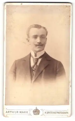 Fotografie Arthur Marx, München i. B., Portrait stattlicher junger Mann mit Oberlippenbart und Krawatte im Jackett