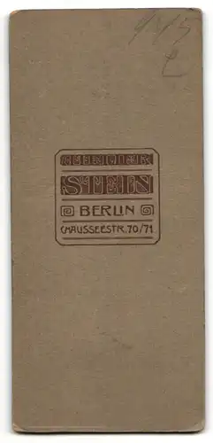 Fotografie Atelier Stein, Berlin, Portrait hübscher Bube im schwarzen Anzug mit Hut und Fliege