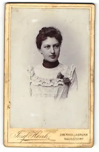 Fotografie Josef Henk, Oberhollabrunn & Haugsdorf, Portrait junge Frau mit zusammengebundenem Haar