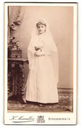 Fotografie K. Maendlen, Strassburg i/E, Portrait Mädchen in festlicher Kleidung mit Schleier