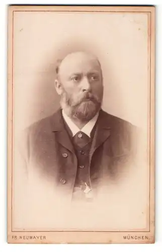 Fotografie Fr. Neumayer, München, Portrait Herr mit Bart