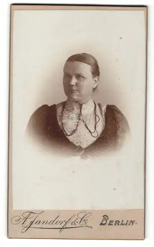 Fotografie F. Jandorf & Co., Berlin, Portrait Frau mit zusammengebundenem Haar