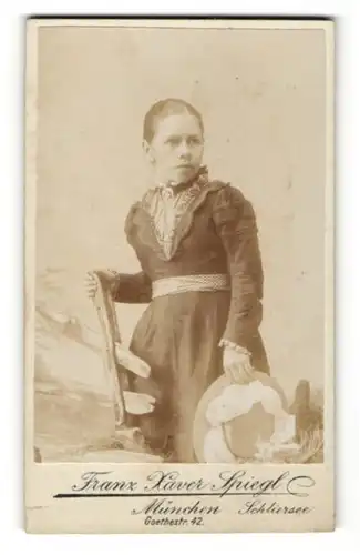 Fotografie Franz Xaver Spiegl, München & Schliersee, Portrait junge Frau in zeitgenöss. Kleidung