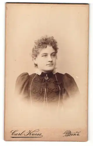 Fotografie Carl Kruse, Burg, Portrait Fräulein mit zusammengebundenem Haar