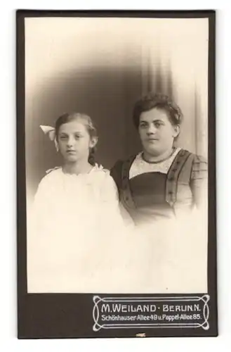 Fotografie M. Weiland, Berlin-N, Portrait Mutter und Tochter