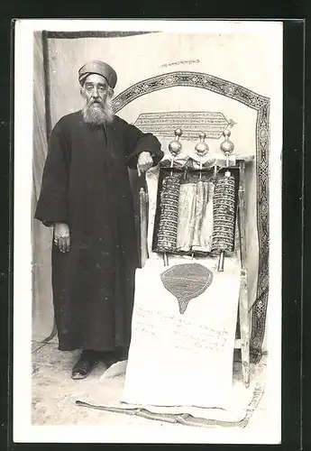 AK Rabbiner mit Tora-Rolle in Synagoge