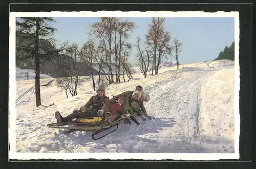 AK Wintersportler auf dem Schlitten