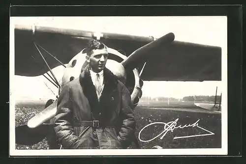 AK Pilot Alfred Combe vor seinem Flugzeug