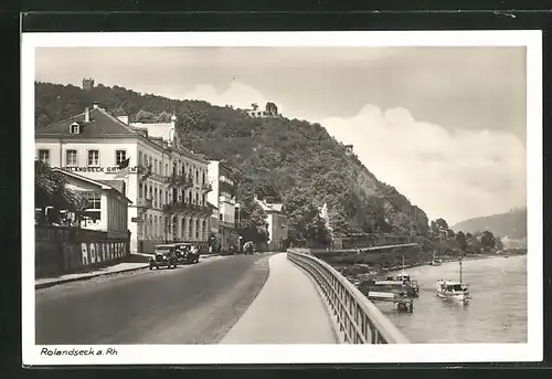 AK Rolandseck a. Rh, Strassenpartie mit Gebäudeansicht und Autos