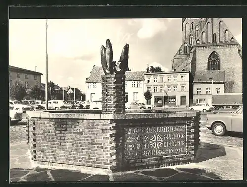 AK Barth / Ostsee, Brunnen am Marktplatz