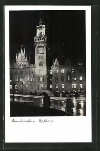 AK Saarbrücken, beleuchtetes Rathaus bei Nacht