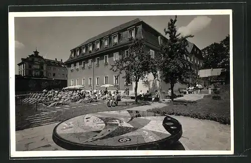 Foto-AK Basel, Gebäude mit Garten und Liegestühlen