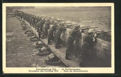 AK Soldaten in Uniformen im Schützengraben, Schweizerische Grenzbesetzung 1914