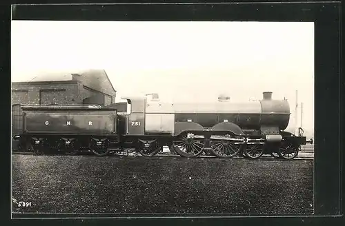 Foto-AK englische Eisenbahn der CNR no. 251 im Bahnhof
