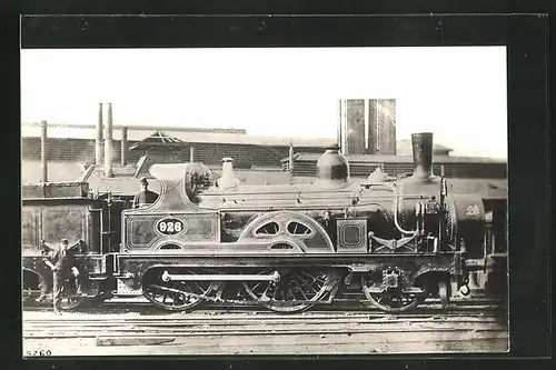 Foto-AK englische Eisenbahn Kennung 926 mit Zugführer