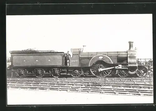 AK englische Eisenbahn, 1007, G N R, Lokomotive mit Kohlentender und Zugführer