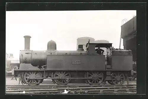 AK englische Eisenbahn, 3705, Lokomotive mit Zugführer
