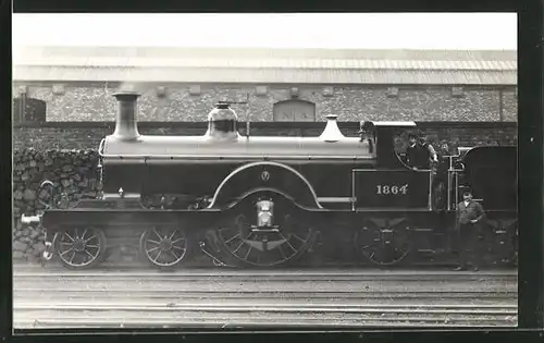 AK englische Eisenbahn mit Kennung 1864 vor einem Bahnhofsgebäude stehend