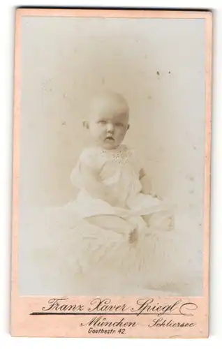 Fotografie Franz Xaver Spiegl, München, Baby auf Felldecke sitzend